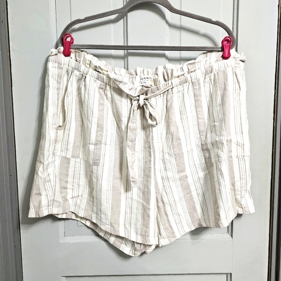 Torrid 5 Inch Pull-On Studio Luxe Ponte Mid-Rise Paperbag Waist Short - Picture 1 of 6